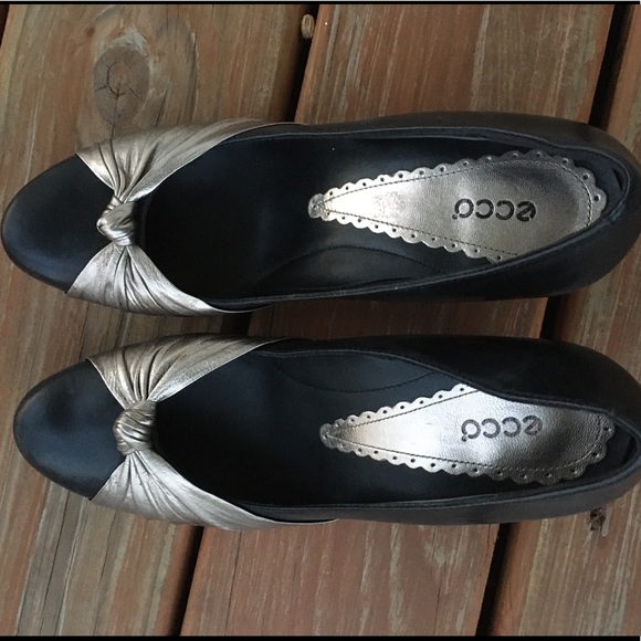 ECCO leather heels w twisted gold accent - Picture 3 of 9